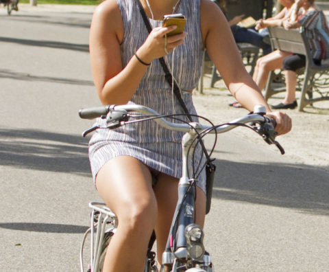 ミニスカ女子さん自転車で疾走してる光景を撮影されパンチラ見放題ｗｗｗｗｗ・9枚目