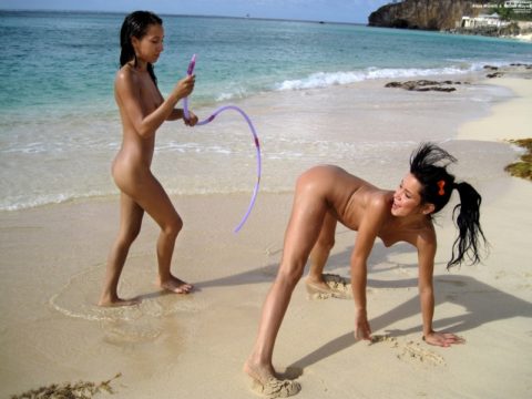 ヌーディストビーチでレズってる女の子たちが撮影される（25枚）・20枚目
