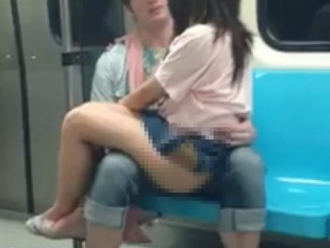 電車内で本気でイチャつくバカップルが撮影される。おっ始めそうｗｗｗｗｗ・1枚目