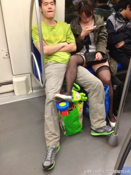 電車内で本気でイチャつくバカップルが撮影される。おっ始めそうｗｗｗｗｗ・2枚目