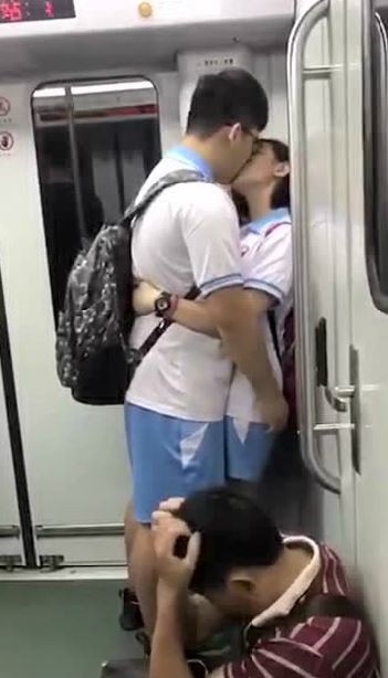 電車内で本気でイチャつくバカップルが撮影される。おっ始めそうｗｗｗｗｗ・24枚目