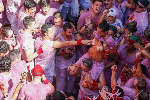 【エロ画像】スペイン祭りとかいう”おっぱい”丸出しにしていいお祭りサイコーｗｗｗｗｗ・2枚目