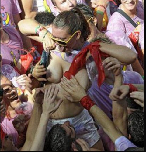 【エロ画像】スペイン祭りとかいう”おっぱい”丸出しにしていいお祭りサイコーｗｗｗｗｗ・12枚目