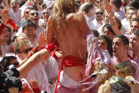 【エロ画像】スペイン祭りとかいう”おっぱい”丸出しにしていいお祭りサイコーｗｗｗｗｗ・13枚目