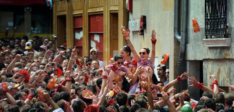 【エロ画像】スペイン祭りとかいう”おっぱい”丸出しにしていいお祭りサイコーｗｗｗｗｗ・15枚目