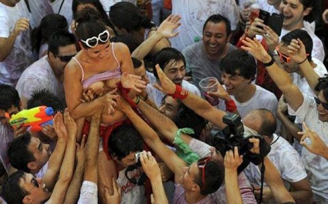 【エロ画像】スペイン祭りとかいう”おっぱい”丸出しにしていいお祭りサイコーｗｗｗｗｗ・17枚目