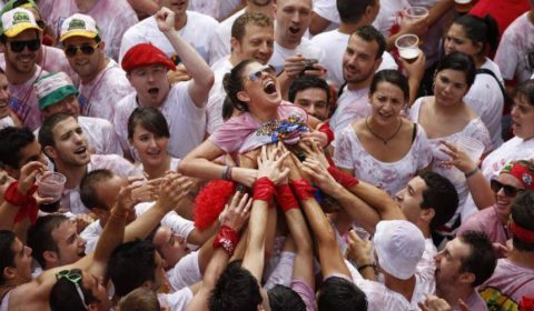 【エロ画像】スペイン祭りとかいう”おっぱい”丸出しにしていいお祭りサイコーｗｗｗｗｗ・20枚目