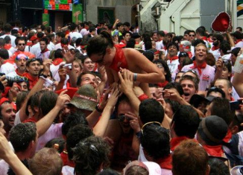 【エロ画像】スペイン祭りとかいう”おっぱい”丸出しにしていいお祭りサイコーｗｗｗｗｗ・22枚目