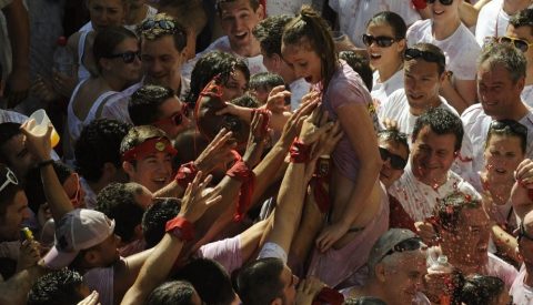 【エロ画像】スペイン祭りとかいう”おっぱい”丸出しにしていいお祭りサイコーｗｗｗｗｗ・23枚目