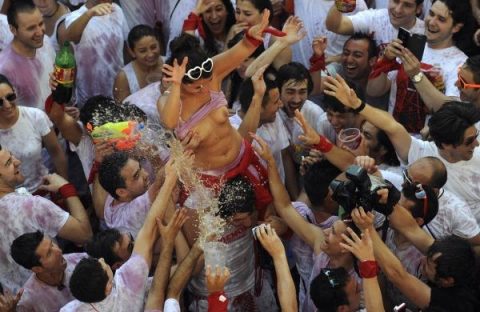 【エロ画像】スペイン祭りとかいう”おっぱい”丸出しにしていいお祭りサイコーｗｗｗｗｗ・24枚目
