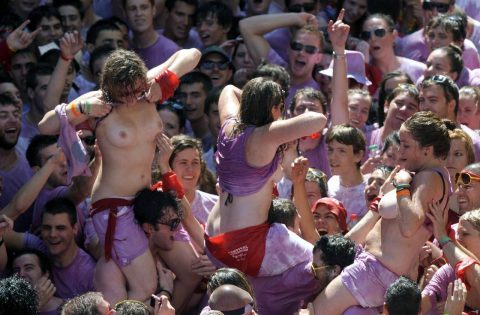 【エロ画像】スペイン祭りとかいう”おっぱい”丸出しにしていいお祭りサイコーｗｗｗｗｗ・27枚目