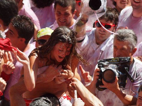 【エロ画像】スペイン祭りとかいう”おっぱい”丸出しにしていいお祭りサイコーｗｗｗｗｗ・30枚目
