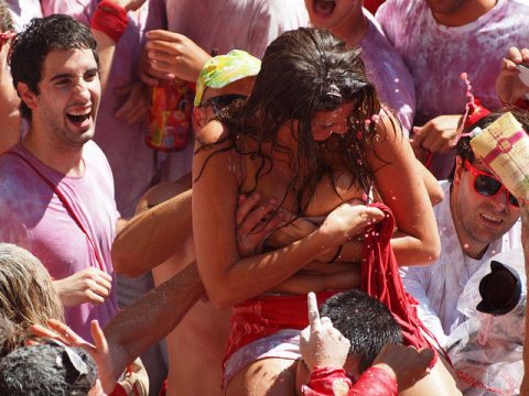 【エロ画像】スペイン祭りとかいう”おっぱい”丸出しにしていいお祭りサイコーｗｗｗｗｗ・31枚目