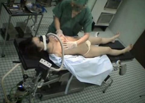 【エロ画像】手術中の女さん、医者にエロい事される…この光景は草ｗｗｗｗｗｗ・14枚目