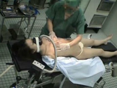 【エロ画像】手術中の女さん、医者にエロい事される…この光景は草ｗｗｗｗｗｗ・22枚目