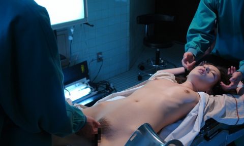 【エロ画像】手術中の女さん、医者にエロい事される…この光景は草ｗｗｗｗｗｗ・4枚目