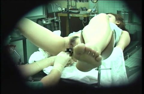 【エロ画像】手術中の女さん、医者にエロい事される…この光景は草ｗｗｗｗｗｗ・32枚目