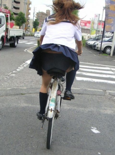 【街撮りパンチラ】春先になると通勤が楽しみになる自転車女子の“チャリパンチラ”エロ画像・21枚目