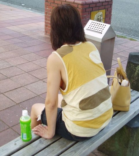 【谷間エロ】ほとんど下着と変わらないレベルの露出度で街を歩く“タンクトップ女子”のエロ画像・18枚目