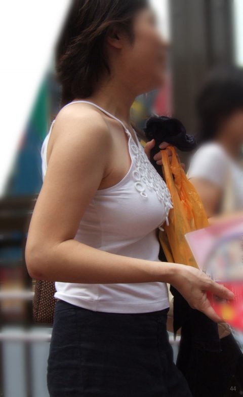 【谷間エロ】ほとんど下着と変わらないレベルの露出度で街を歩く“タンクトップ女子”のエロ画像・40枚目