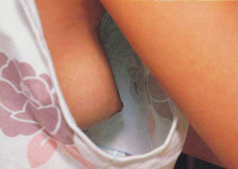 横乳おっぱいという男の視線を釘付けにする女子の確信的犯行ｗｗｗｗｗｗ（エロ画像）・24枚目