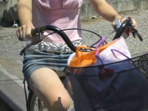 【チャリパンチラ】自転車通勤のOLまんさん、タイトスカートでパンチラ晒しまくってしまうｗｗｗｗｗｗｗ・10枚目