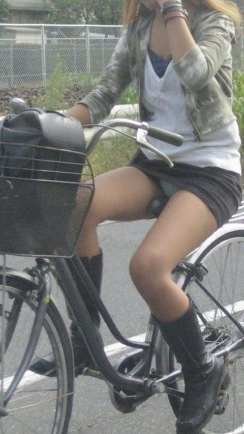 【チャリパンチラ】自転車通勤のOLまんさん、タイトスカートでパンチラ晒しまくってしまうｗｗｗｗｗｗｗ・11枚目