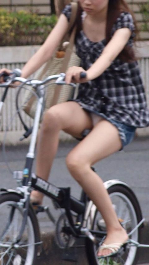 【チャリパンチラ】自転車通勤のOLまんさん、タイトスカートでパンチラ晒しまくってしまうｗｗｗｗｗｗｗ・31枚目