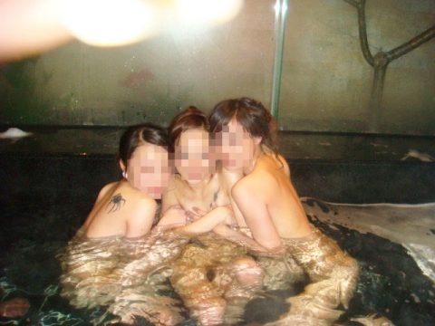 【迷惑エロ】若者や海外旅行客がやりがちな温泉集合写真、普通に後ろに写っちゃうだろｗｗｗｗ・30枚目