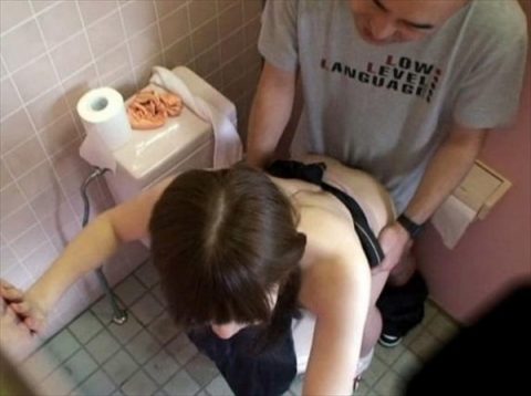 【迷惑行為】障害者用トイレを占拠してセックスしてる迷惑カップル、ネットに晒される！・2枚目